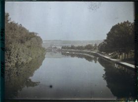 Image représentant France, Verdun, La Meuse vue du Pont Chaussée, au fond, le hangar de dirigeables