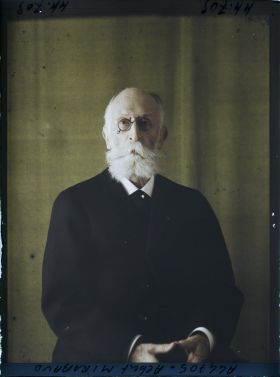 Image représentant Monsieur  https://musee-albert-kahn.s-museum.fr/home/NWQ2OTAwYzNmYjZlZTk1ZWQwODJmMjY4L2dlbmVyaWMtbm90aWNlLXRhYi9hdXRob3JpdHkvNjE3YTc5ZjVjZjhiODk2OGIzMzM3ZDIx/5d6900c3fb6ee95ed082f268/generic-notice-tab/authority/617a79ebcf8b8968b3337405 Albert Mirabaud