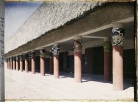 Image représentant L'Exposition Coloniale Internationale de 1931, la colonnade du pavillon du Congo belge