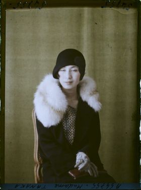 Image représentant https://musee-albert-kahn.s-museum.fr/home/NWQ2OTAwYzNmYjZlZTk1ZWQwODJmMjY4L2dlbmVyaWMtbm90aWNlLXRhYi9hdXRob3JpdHkvNjE3YTc5ZjVjZjhiODk2OGIzMzM3ZDIx/5d6900c3fb6ee95ed082f268/generic-notice-tab/authority/617a79ebcf8b8968b3337885 Madame Tanaka