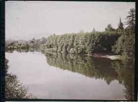 Image représentant France, Ustaritz, Vues d'ensemble prises des bords de la Nive clocher de l'Eglise à dr., au fond les Pyrénées