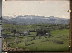 Image représentant Le château des Espas vu de Pujol et la chaîne ; sur la gauche, le mont Vallier