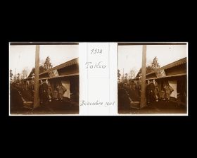 Image représentant Passants dans une rue pavoisée à l'occasion du Nouvel An