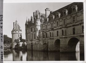 Image représentant La tour des Marques et la façade du château sur le Cher