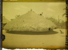 Image représentant Femme agenouillée devant le tombeau de  null Glélé