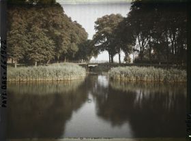 Image représentant pont traversant l'étang situé près de l'église