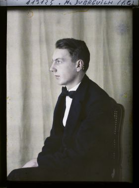 Image représentant https://musee-albert-kahn.s-museum.fr/home/NWQ2OTAwYzNmYjZlZTk1ZWQwODJmMjY4L2dlbmVyaWMtbm90aWNlLXRhYi9waHlzaWNhbE11c2V1bUl0ZW0vNjE3YTdhNDdjZjhiODk2OGIzMzhhYjA2/5d6900c3fb6ee95ed082f268/generic-notice-tab/physicalMuseumItem/617a7a44cf8b8968b3381ef6 Monsieur Dubreuilh fils