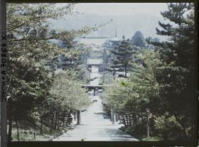 Image représentant Vue du temple Shinnyo-dô depuis l'entrée du sanctuaire Munetada-jinja