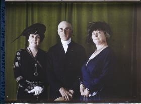 Image représentant Le  https://musee-albert-kahn.s-museum.fr/home/NWQ2OTAwYzNmYjZlZTk1ZWQwODJmMjY4L2dlbmVyaWMtbm90aWNlLXRhYi9hdXRob3JpdHkvNjE3YTc5ZjVjZjhiODk2OGIzMzM3ZDIx/5d6900c3fb6ee95ed082f268/generic-notice-tab/authority/617a79ebcf8b8968b3336bd3 colonel Drake en compagnie de mesdames  https://musee-albert-kahn.s-museum.fr/home/NWQ2OTAwYzNmYjZlZTk1ZWQwODJmMjY4L2dlbmVyaWMtbm90aWNlLXRhYi9hdXRob3JpdHkvNjE3YTc5ZjVjZjhiODk2OGIzMzM3ZDIx/5d6900c3fb6ee95ed082f268/generic-notice-tab/authority/617a79ebcf8b8968b3336ca6 Evans et  https://musee-albert-kahn.s-museum.fr/home/NWQ2OTAwYzNmYjZlZTk1ZWQwODJmMjY4L2dlbmVyaWMtbm90aWNlLXRhYi9hdXRob3JpdHkvNjE3YTc5ZjVjZjhiODk2OGIzMzM3ZDIx/5d6900c3fb6ee95ed082f268/generic-notice-tab/authority/617a79ebcf8b8968b3336b31 Dast