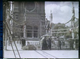 Image représentant Statue décorée pour la fête Jeanne d'Arc devant l'église Saint-Augustin