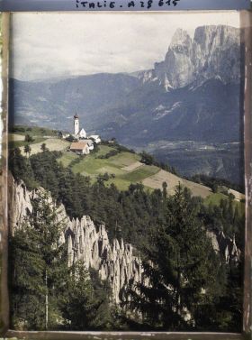 Image représentant Les Pyramides de terre (ou Cheminées de Fées) de Renon et le hameau de Monte di Mezzo (Mittelberg)
