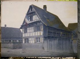 Image représentant France Alsace, Strasbourg, Geispolsheim : Une maison avec le tabac qui sèche