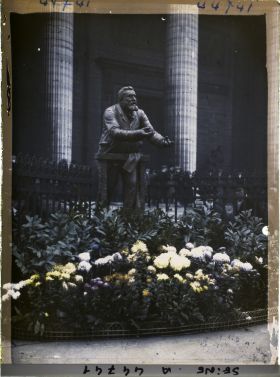 Image représentant La statue de Jaurès devant le Panthéon, le jour de la translation de ses cendres dans la crypte