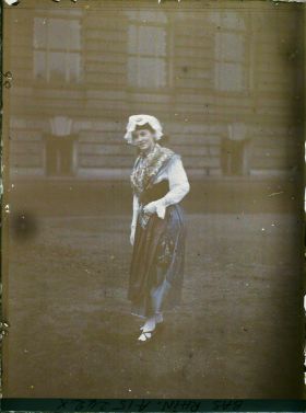 Image représentant France Alsace, Strasbourg, Une Lorraine de Walemistal, région de Sarrebourg, fichu, vieux costume (tout à fait authentique)