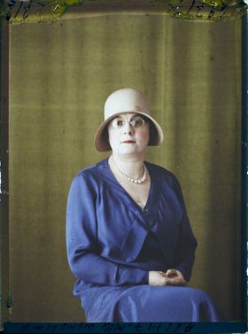 Image représentant https://musee-albert-kahn.s-museum.fr/home/NWQ2OTAwYzNmYjZlZTk1ZWQwODJmMjY4L2dlbmVyaWMtbm90aWNlLXRhYi9hdXRob3JpdHkvNjE3YTc5ZjVjZjhiODk2OGIzMzM3ZDIx/5d6900c3fb6ee95ed082f268/generic-notice-tab/authority/617a79ebcf8b8968b3337a84 Mademoiselle Wendling