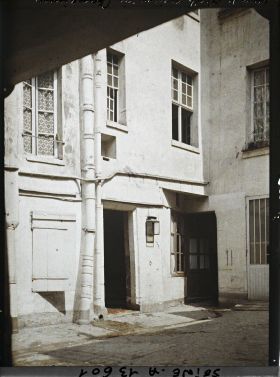 Image représentant La cour d'une maison rue Chanoinesse ?