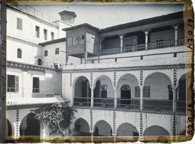 Image représentant La cour du palais des deys à la Casbah, avec le pavillon de bois dit "du coup d'éventail" en haut à gauche