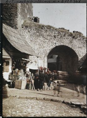 Image représentant Boutique près de l'une des portes de la ville