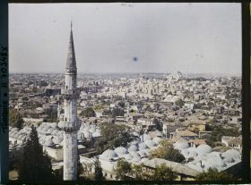 Image représentant Panorama pris d'un minaret de la Süleymaniye Camii ("mosquée du Sultan Soliman le Magnifique") vers l'ouest avec à gauche, Bozdogan Kemeri (l'aqueduc de Valens en français) et, à droite, la Fatih Mehmet Camii ("mosquée de Mehmet le Conquérant")