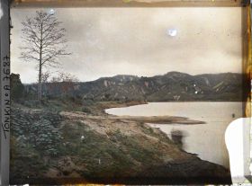 Image représentant Des collines dénudées au bord de la rivière Noire