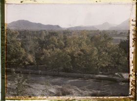 Image représentant Paysage (un ancien caravansérail se profilant derrière des arbres)