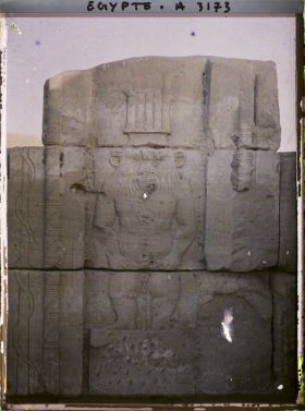 Image représentant Dieu Bès dans le sanctuaire de Mout