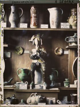 Image représentant Vitrine des collections de céramiques françaises du musée de Sèvres