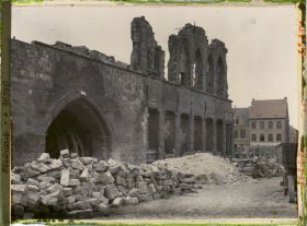 Image représentant Belgique, Ypres, Les Halles, façade de St Martin (Nord)