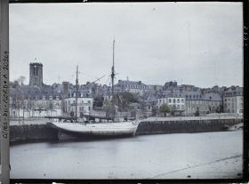 Image représentant Le quai d'Aiguillon avec à gauche la tour de l'église Saint-Jean-du-Baly