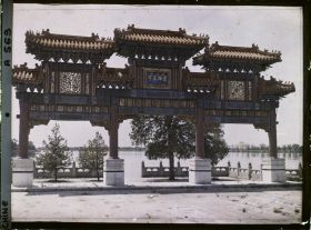Image représentant Un portique devant un embarcadère, palais d'Été Yiheyuan ("  jardin de la Concorde Entretenue  ")