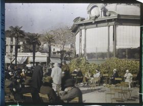 Image représentant Foule rassemblée autour du kiosque à musique du jardin public