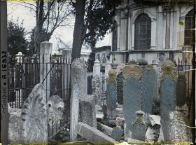 Image représentant Tombes au pied d'un mausolée dans le cimetière de l'Eyüp Sultan Camii, la Grande Mosquée d'Eyüp