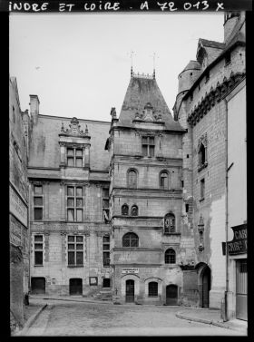 Image représentant La porte Picois et l'Hôtel de Ville, vus depuis la rue Saint-Antoine