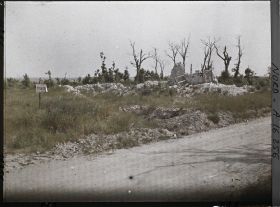 Image représentant France, Tilloy, Les restes de l'Eglise, la plaque indiquant l'emplacement de la Mairie