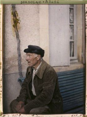 Image représentant France, Les Eyzies, Le père Jean Labeille 74 ans née dans la commune des Eyzies