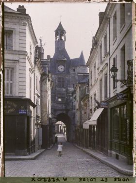 Image représentant La tour de l'Horloge, vue prise à l'angle de l'actuelle rue Nationale et la rue Victor Hugo (actuelle place Michel Debré)