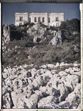 Image représentant La villa Kahn encore appelée villa Zamir, vue depuis le rivage rocheux situé en contrebas