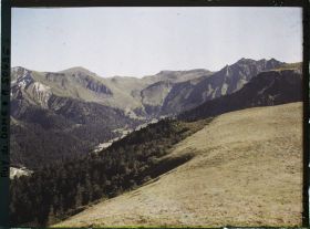 Image représentant France, Mont Dore, Le fond de la Vallée vue prise du Capucin, à dr. le Sancy, au bas, la route du Mont Dore