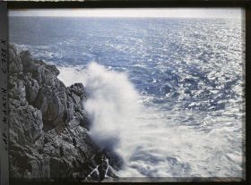 Image représentant Vague se fracassant sur un aplomb rocheux du cap Martin, vu en direction de l'est