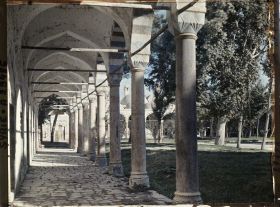 Image représentant La galerie sous arcades d'un bâtiment annexe occidental dans la Tekkiye es Suleymaniye