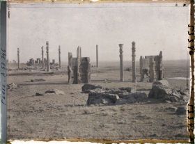 Image représentant Vue générale des ruines : la porte de Xerxès ou porte de toutes les Nations, l'Apadana puis le palais de Darius (hall d'audience et palais de Darius)