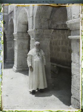 Image représentant Monseigneur Berré (1857-1929), dominicain archevêque de Bagdad, posant dans le cloître du couvent