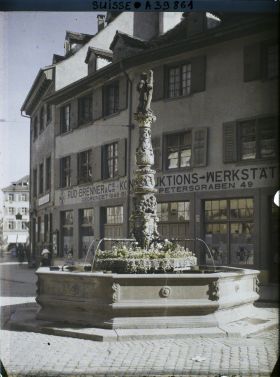 Image représentant La fontaine Holbein aux abords de la Spalentor (porte Saint-Paul)