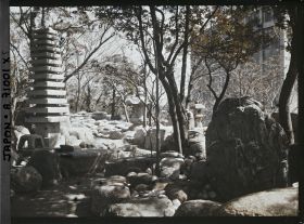 Image représentant Lanternes et pagode de pierre décorative (sekitô) dans un parc