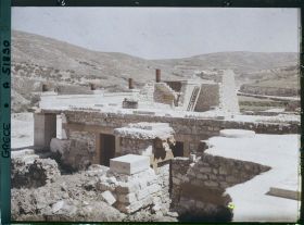 Image représentant Dans l'aile orientale du Palais, vers la cour du Megarons (appartements) du Roi
