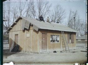 Image représentant France, Soissons, Ouvriers Couvrant une maison