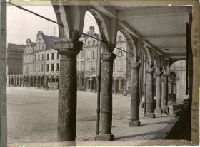 Image représentant France, Arras, Gde Place vers l'Ouest et Colonnade