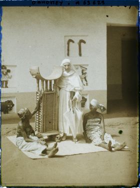 Image représentant La mère Mélanie, supérieure de la mission catholique, près du trône de  null Guézo et entourée de deux femmes de  null Glélé