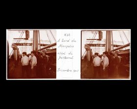 Image représentant Les membres de l'équipage et le personnel rassemblé sur le pont avant