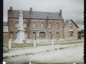 Image représentant France, Achiet, La Poste et le Monumt aux Morts (refait)